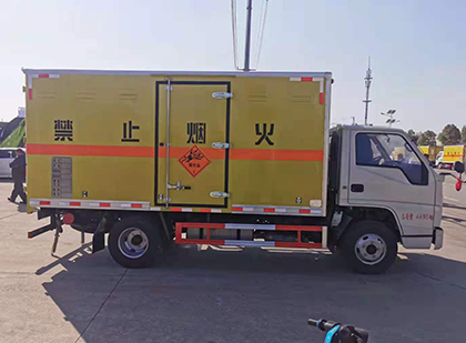 舞钢爆破器材运输车技术升级与安全合规新趋势